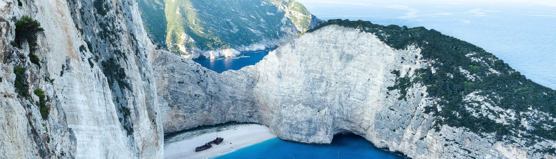 Una foto della spiaggia di Navagio e il relitto durante un giro in barca alle grotte blu e la spiaggia del relitto a Zante offerto da Theodosis Cruises Zante.