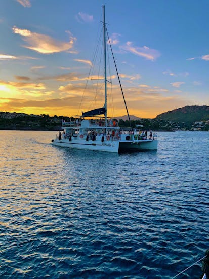 Paseo en catamarán a Cova Tallada con puesta de sol.