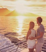 Una pareja apreciando la puesta de sol desde nuestro catamarán durante una excursión en catamarán a la Cova Tallada con Boramar Denia.