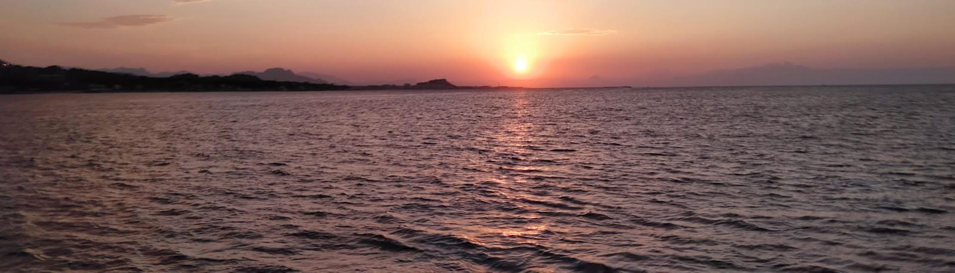 Balade en catamaran au coucher du soleil à Cova Tallada de Denia et Javea.