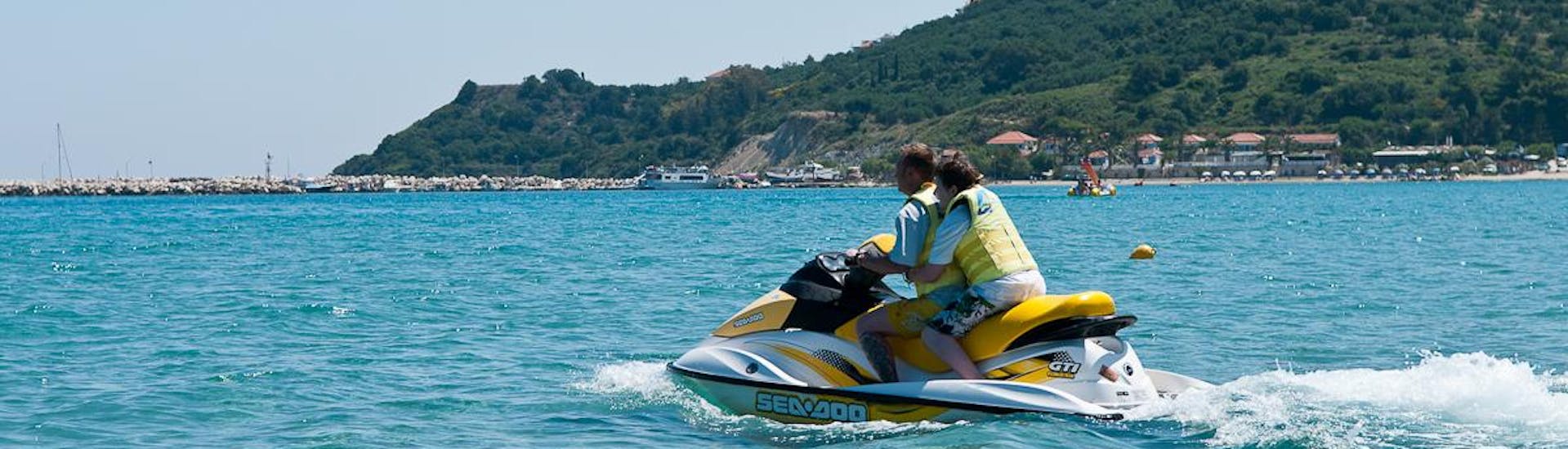 Zwei Menschen fahren einen Jetski vom Jetskiverleih in Alykes auf Zakynthos mit Alykes Water Sports Zakynthos.