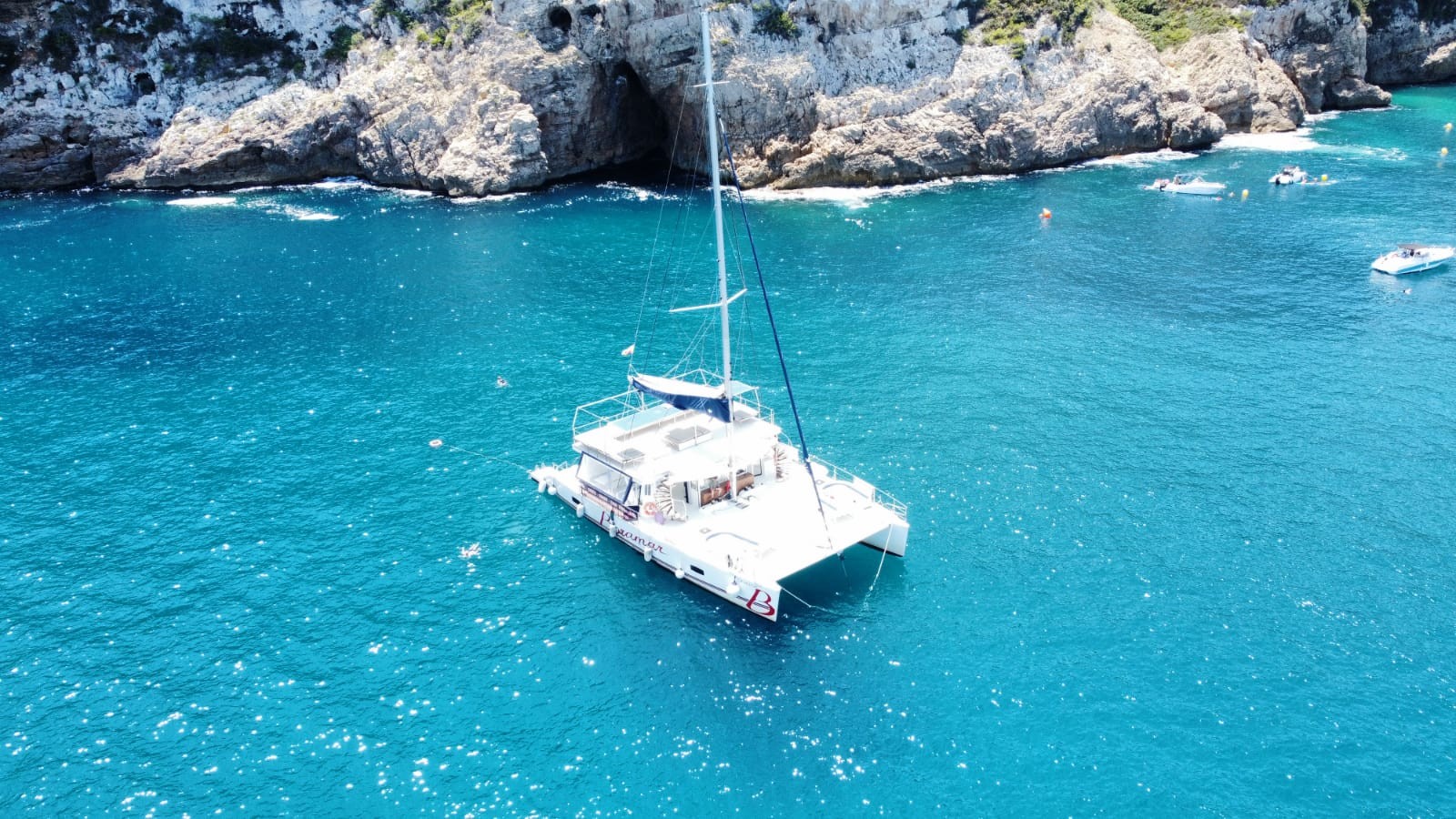 Balade en catamaran à Cova Tallada avec Baignade depuis Denia avec Boramar Dénia Jávea.
