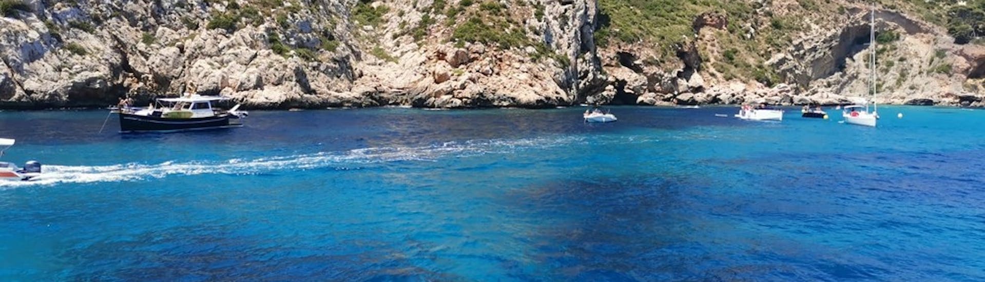 Gita in catamarano da Denia a Cova Tallada con bagno in mare e visita turistica.