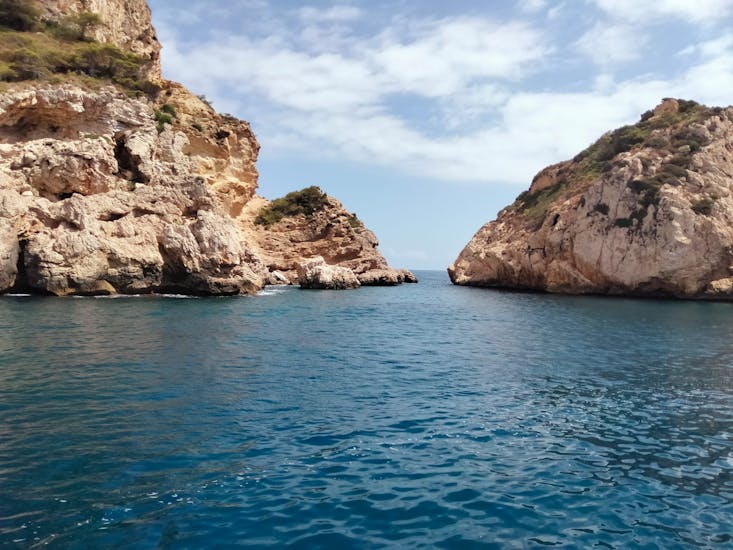 Gita in catamarano da Jávea (Xàbia) a Cova Tallada con bagno in mare e visita turistica.