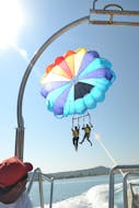 Parachute ascensionnel sur la plage d'Alykes à Zakynthos avec Alykes Water Sports Zakynthos.