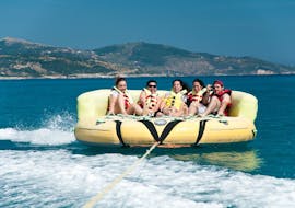 Un groupe participe à une activité de Banana boat et autres bouées sur Alykes Beach à Zakynthos avec Alykes Water Sports Zakynthos.