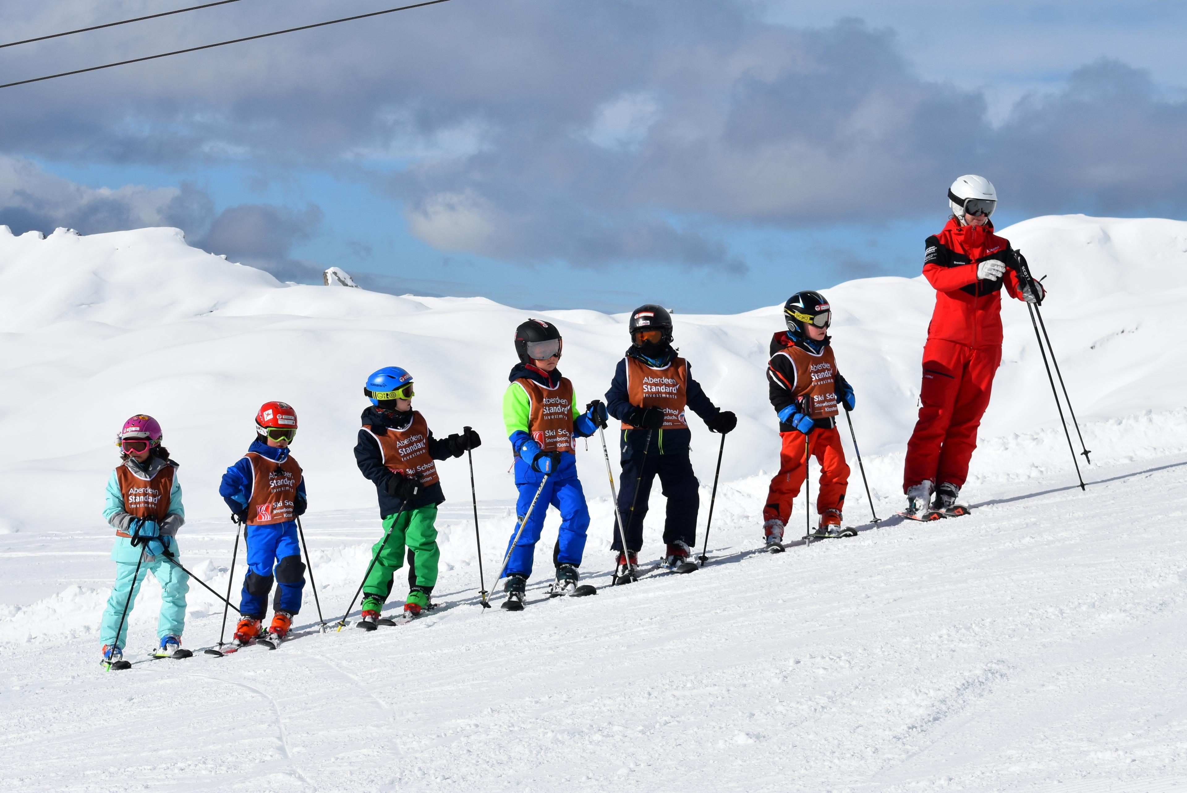 Лыжные уроки в школе. Школьники на лыжах. Занятия на лыжах. Школьники катаются на лыжах. Урок на лыжах.