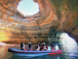 Gente en el barco maravillándose con la Cueva de Benagil durante la excursión en barco desde Albufeira a la Cueva de Benagil con observación de delfines con Allboat Albufeira.