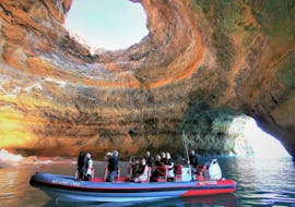 Menschen auf dem Boot bestaunen die Benagil Höhle während der Bootstour ab Albufeira zur Benagil Höhle mit Delfinbeobachtung mit Allboat Albufeira.