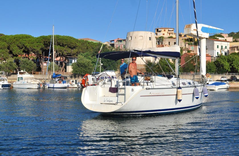 Due persone sulla barca a vela Cyclades in porto durante la gita privata in barca a vela al Golfo di Orosei da Arbatax con Velamare Arbatax.