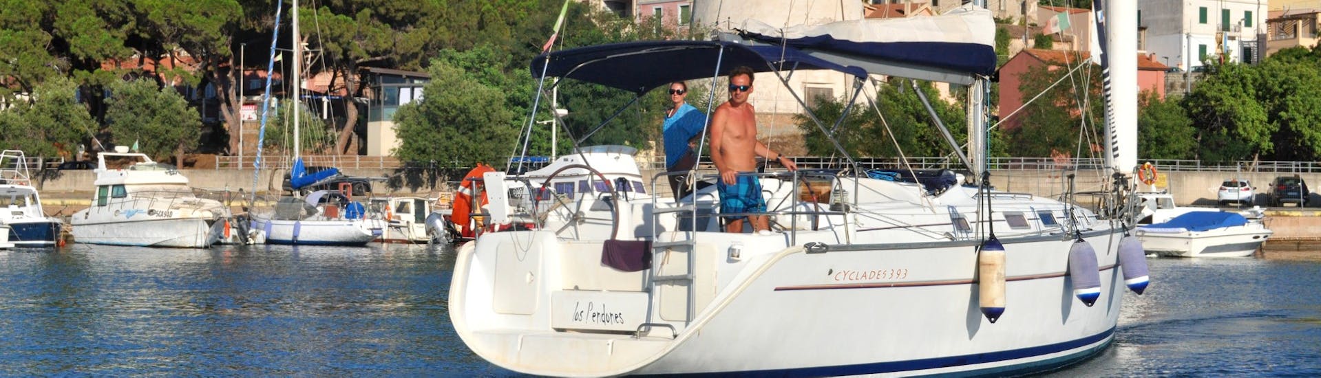 Zwei Personen auf dem Segelboot Cyclades während der Private Segelbootstour zum Golf von Orosei ab Arbatax mit Velamare Arbatax.