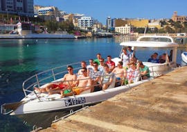 Clienti felici durante una gita in barca a Comino e la Laguna Blu con Sun & Fun Water Sports Malta.