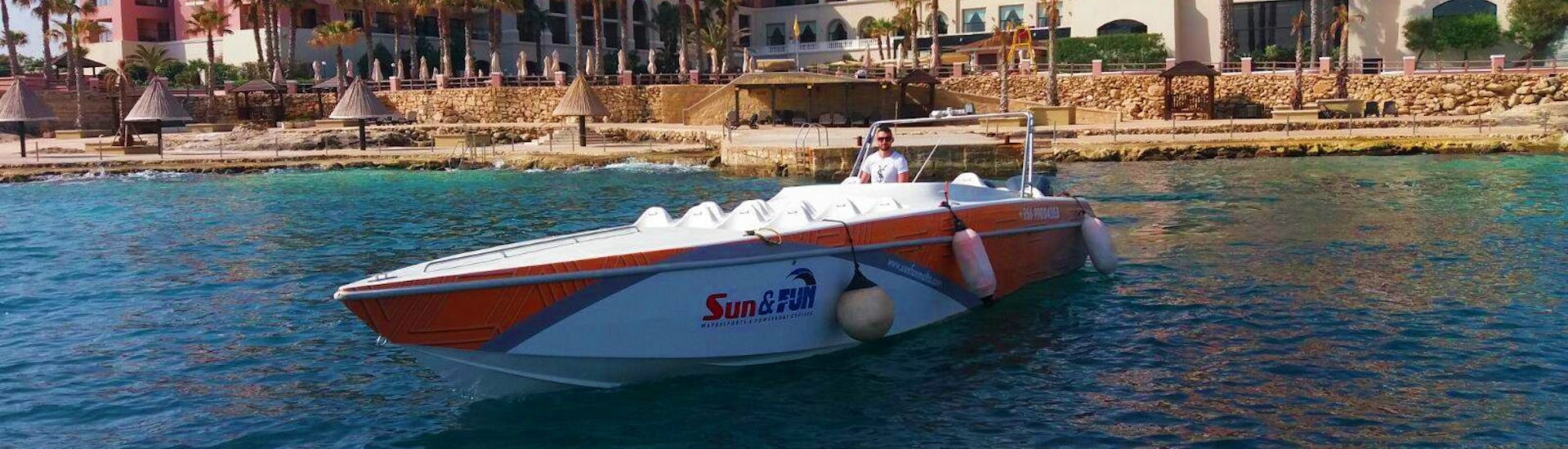 Bild von einem unserer Boote an unserer Basis vor einer Bootstour nach Comino und zur Blauen Lagune mit Sun & Fun Water Sports.