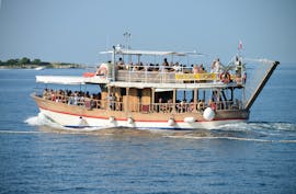 Das traditionelle Holzboot von Victoria Tours Poreč auf dem Meer während der Bootstour von Poreč nach Rovinj, Vrsar und dem Lim Fjord.