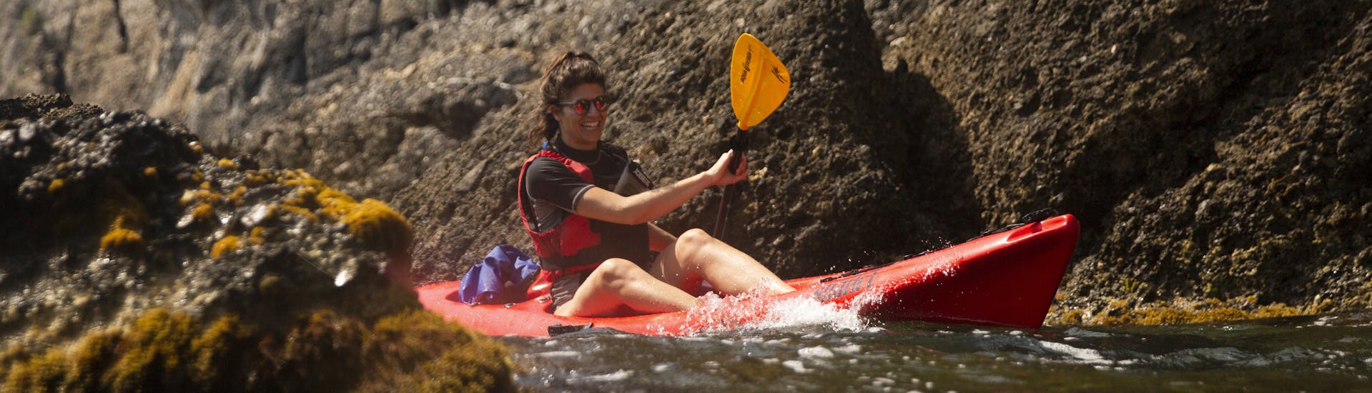 Una chica en un kayak al atardecer durante nuestro tour en Portofino con aperitivo, con Outdoor Portofino.