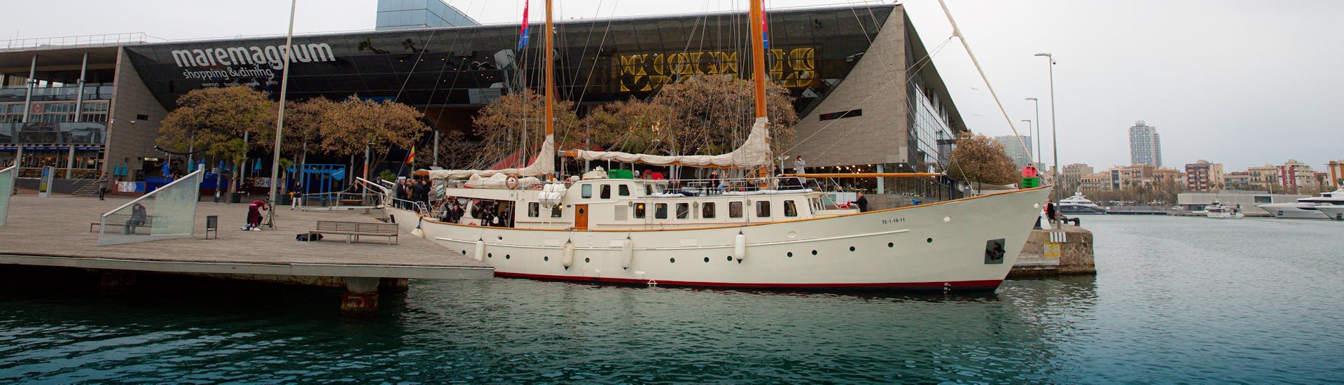Barco histórico de los años 60 iniciando un viaje en barco para una actividad con el velero histórico Gotland Charter.