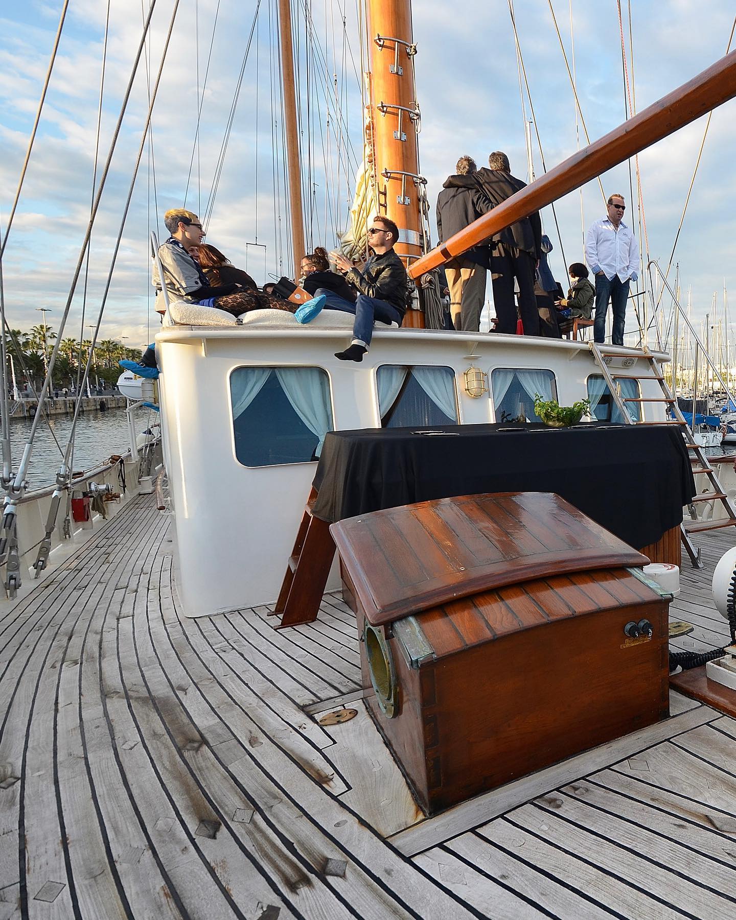 Barco histórico de los años 60 iniciando un viaje en barco para una actividad con el velero histórico Gotland Charter.