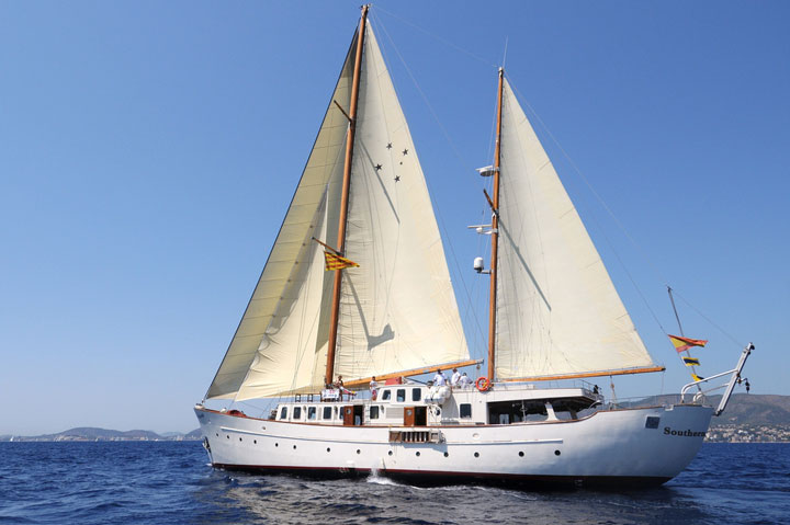 Barco histórico de los años 60 iniciando un viaje en barco para una actividad con el velero histórico Gotland Charter.