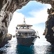 La nostra barca è pronta ad attraccare durante la gita di un giorno alle grotte del Bue Marino & Cala Luna con Dovesesto Cala Gonone.