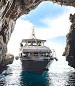 Nuestro barco está listo para atracar durante la excursión de un día a las cuevas de Bue Marino y Cala Luna con Dovesesto Cala Gonone.