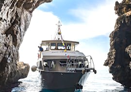 Onze boot ligt klaar om aan te meren tijdens de Dagtocht naar de Grotten van Bue Marino & Cala Luna met Dovesesto Cala Gonone.