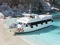 The Don Vincenzo leaves the port of Cala Gonone for another Boat Transfer from Cala Gonone to Cala Luna with Dovesesto Cala Gonone.