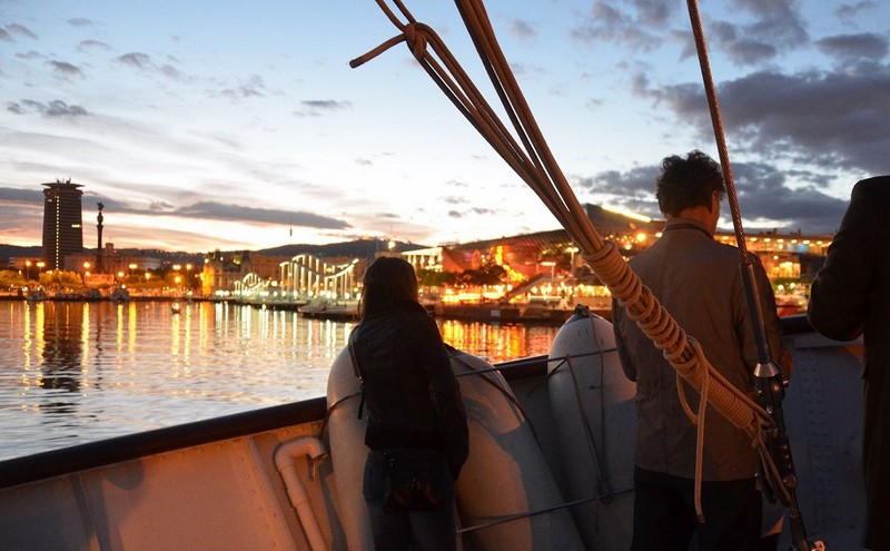 Historic boat from the 1960s starting a sunset boat trip for an activity with Historical Sailboat Gotland Charter.
