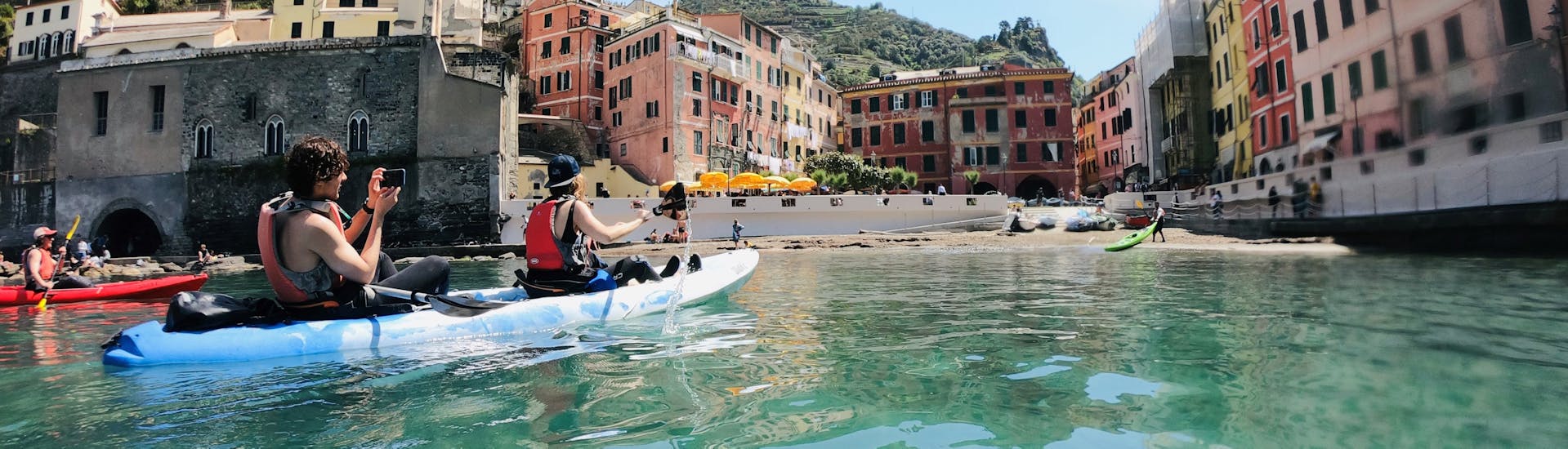 Personas en kayak frente a Vernazza durante nuestro tour en kayak en Cinque Terre desde, Monterosso a Vernazza, con Outdoor Portofino.