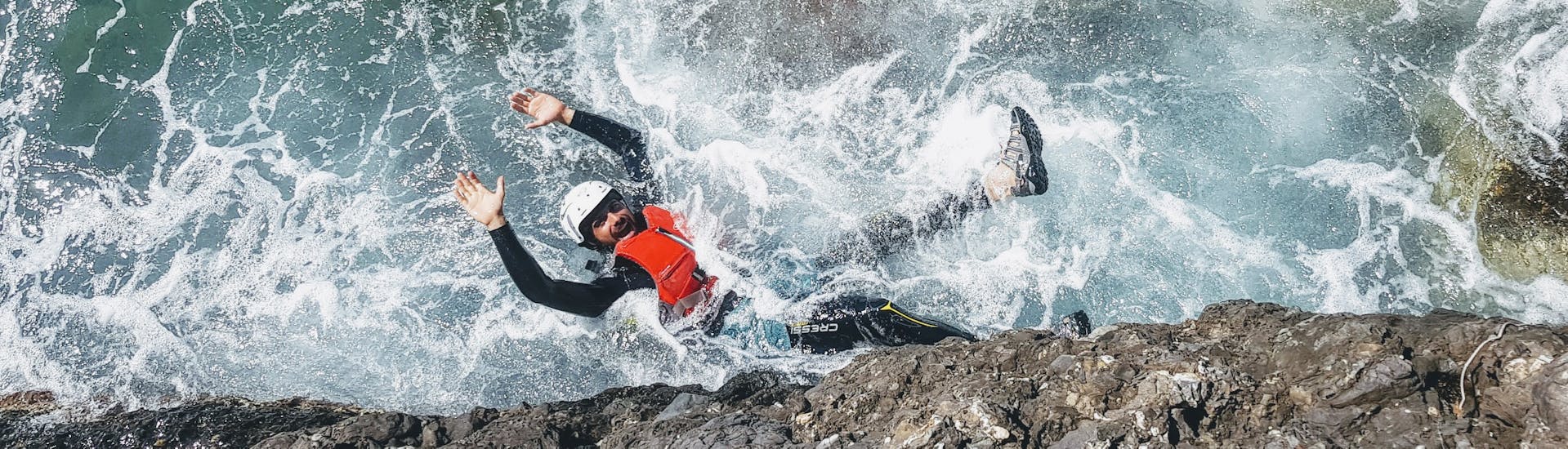 A person is having fun during our Coasteering in Portofino from Niasca to Baia Cannone with Outdoor Portofino.
