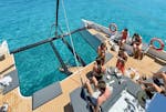 Freunde machen einen Katamaran-Trip um Cap Corse mit Essen mit Bella Vita Catamaran.