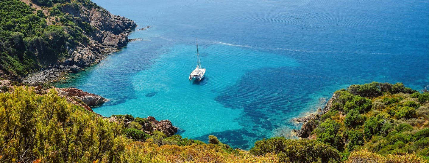 Vue du bateau avec la Balade en catamaran au Cap Corse avec Repas avec Bella Vita Catamaran.