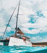 Mensen doen een catamarantrip rond Cap Corse met brunch met Bella Vita Catamaran.