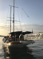 La nostra barca a vela durante una gita in barca al tramonto alla Laguna Blu con Seahorse Cruises Malta.