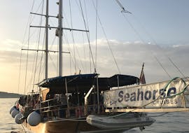 Onze boot vaart tijdens een Sunset Boat Trip naar de Blue Lagoon met Seahorse Cruises Malta.