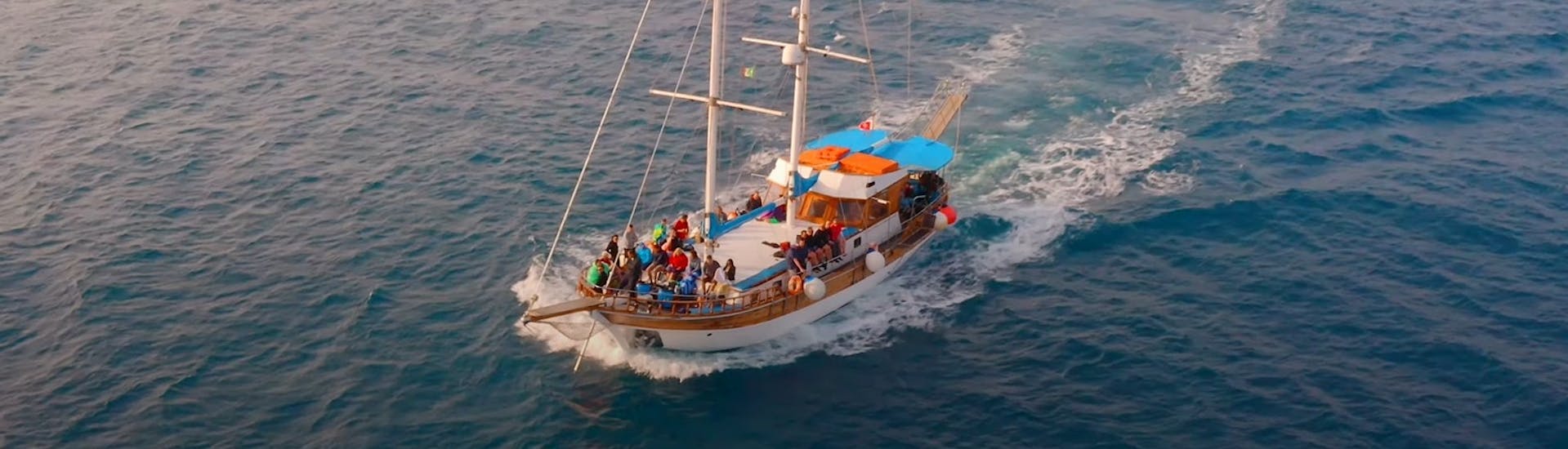 Notre bateau navigue pendant une Balade en bateau au coucher du soleil au Lagon bleu avec Seahorse Cruises Malta.