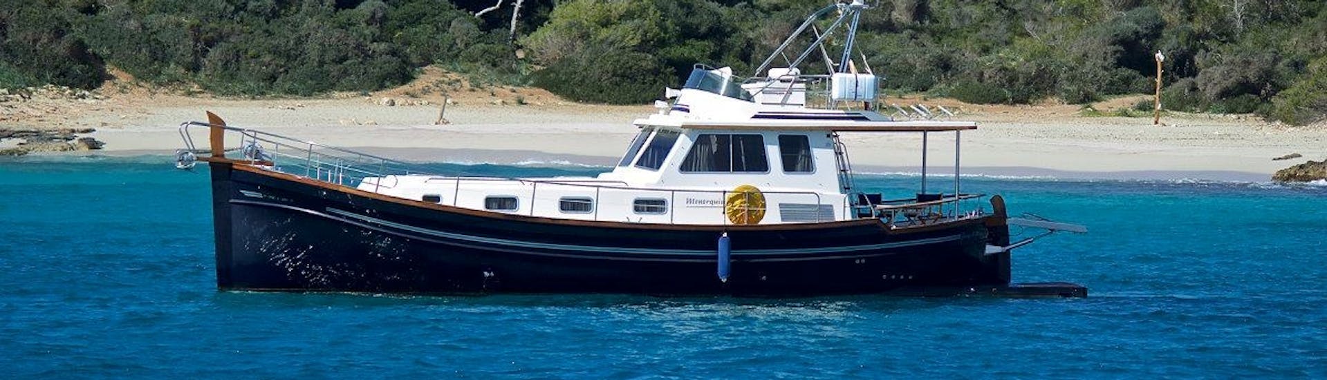 Unser Boot im Meer während der Private Yachttour nach Aubarca & Cala Mesquida - All Inkl. mit Charters Llevant Mallorca.