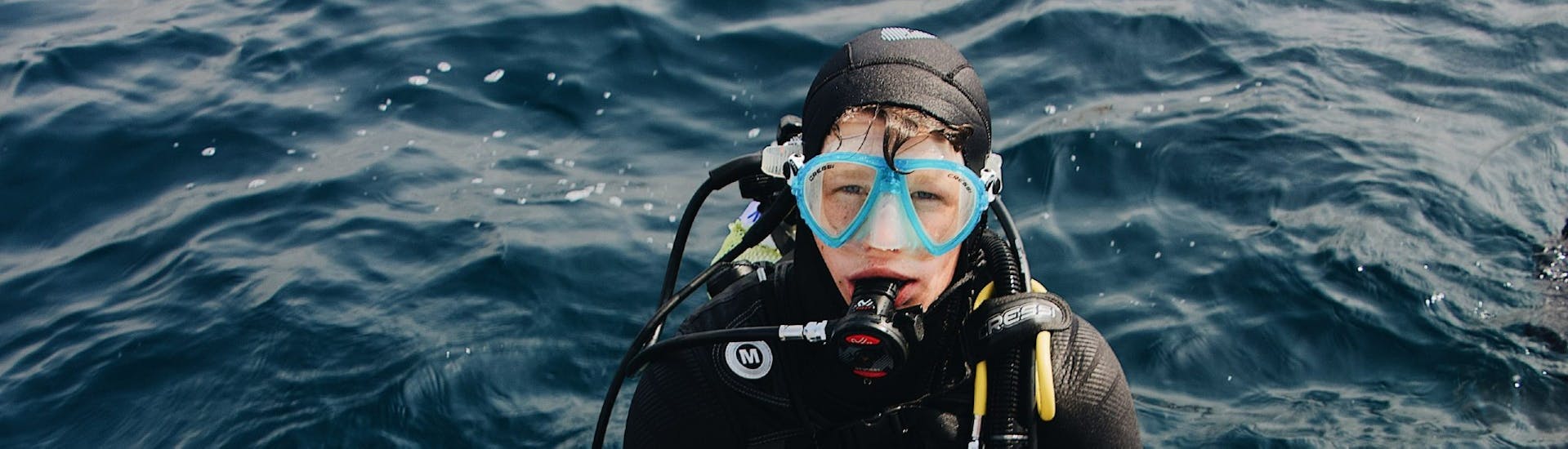 A young man during the Trial Scuba Diving in the Arrábida Natural Park from Sesimbra with Arrábida Experiences.