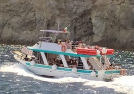 Blick auf das Boot, das wir während unserer Bootstour um Elba ab Marina di Campo mit Delfinbeobachtung mit Motobarca Mickey Mouse Elba benutzen werden.
