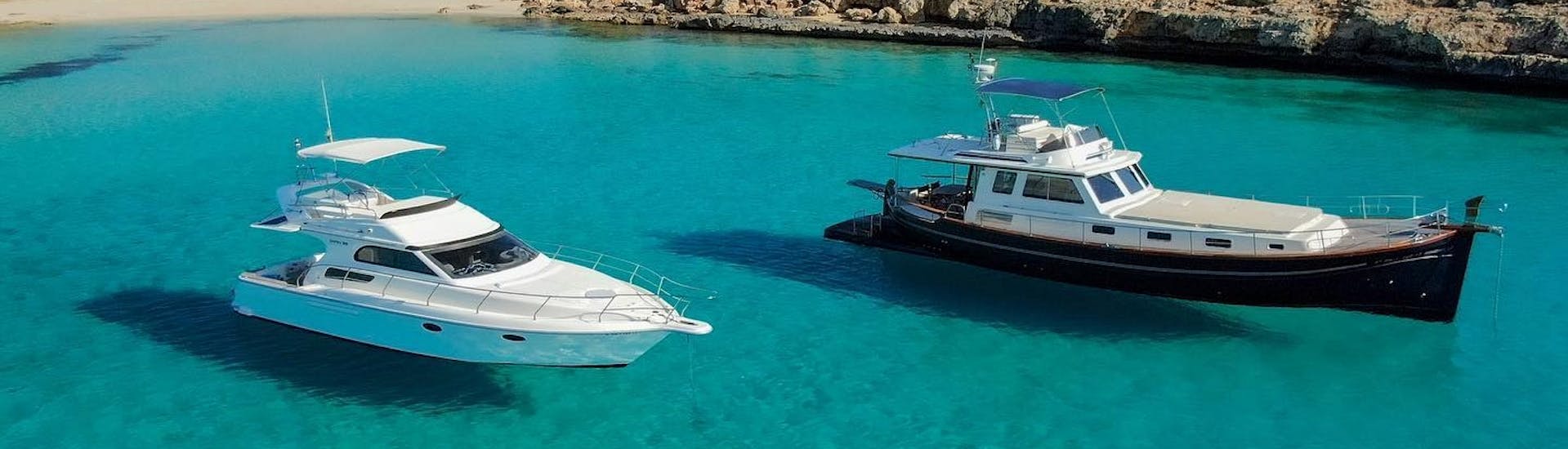 Notre yacht lors d'une Balade privée en yacht à Cala Varques et Cala Virgili avec Charters Llevant Mallorca.