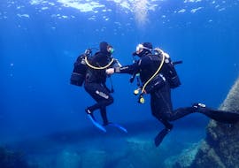 Zwei Personen machen ein Schnuppert-Scuba Diving in Ajaccio mit E Ragnole Plongée Ajaccio.