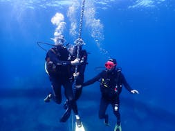 Drie mensen doen een FFESSM niveau 1 duikcursus in Ajaccio voor beginners met E Ragnole Plongée Ajaccio.