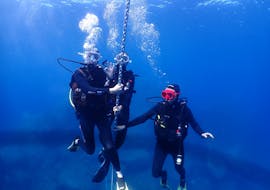 Tre persone che stanno facendo un corso d'immersione FFESSM di livello 1 ad Ajaccio per principianti con E Ragnole Plongée Ajaccio.