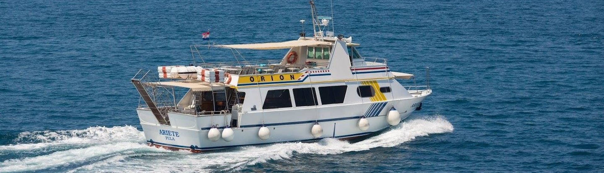 Le bateau de Orion Travel Pula sur la mer pendant la Balade en bateau de Pula à Rovinj et à l'île Rouge avec Déjeuner.