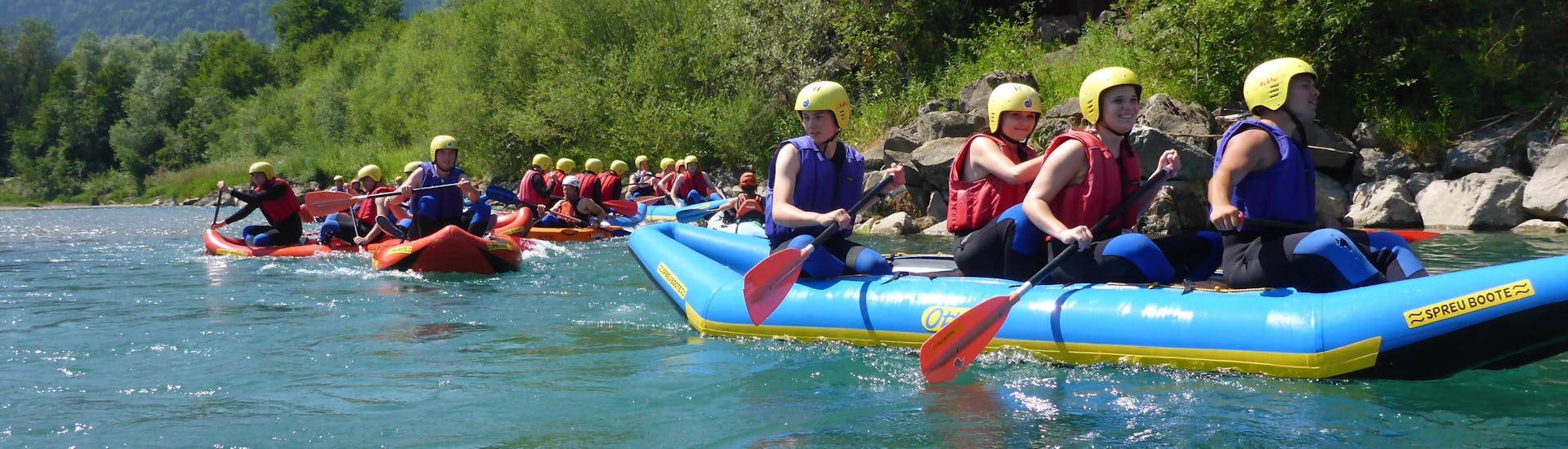 Vrienden die plezier hebben tijdens de Canadier-Rafting op de rivier de Iller in Allgäu met Spirits of Nature Allgäu.