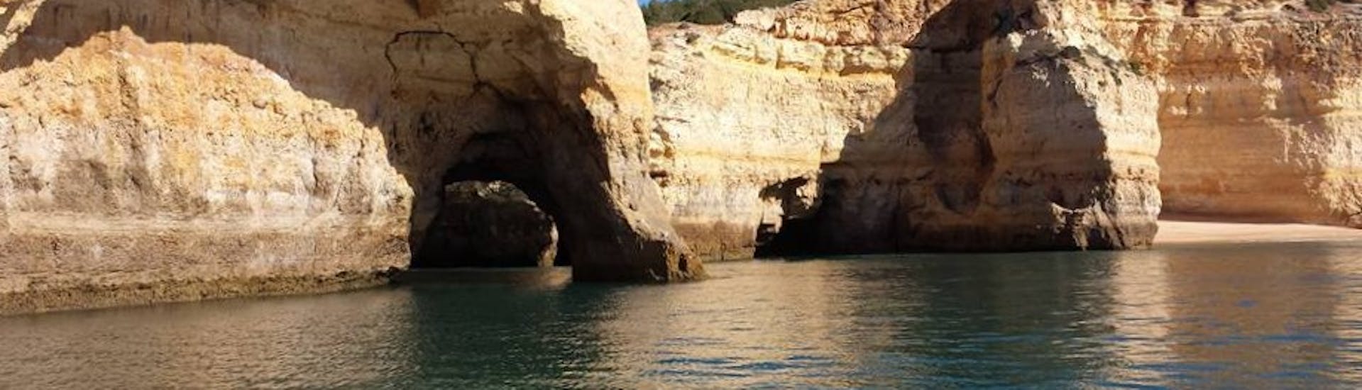 Die Höhlen die man auf der Bootstour zur Benagil-Höhle mit Algarve Discovery sehen kann.
