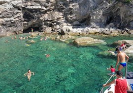 Zwemstop waar je van kunt genieten tijdens onze boottocht langs de zuidoostkust van Elba met Motobarca Mickey Mouse Elba.