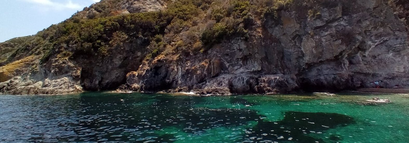 Cliffs that you can see during our boat Trip along the Southeast Coast of Elba with Motobarca Mickey Mouse Elba.