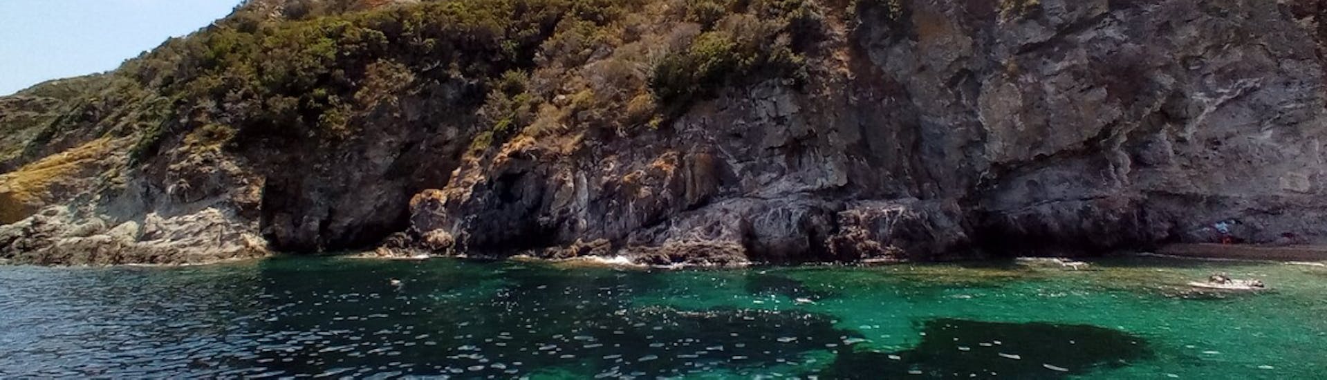 Klippen, die Ihr während unserer Bootstour entlang der Südostküste von Elba mit Motobarca Mickey Mouse Elba sehen könnt.
