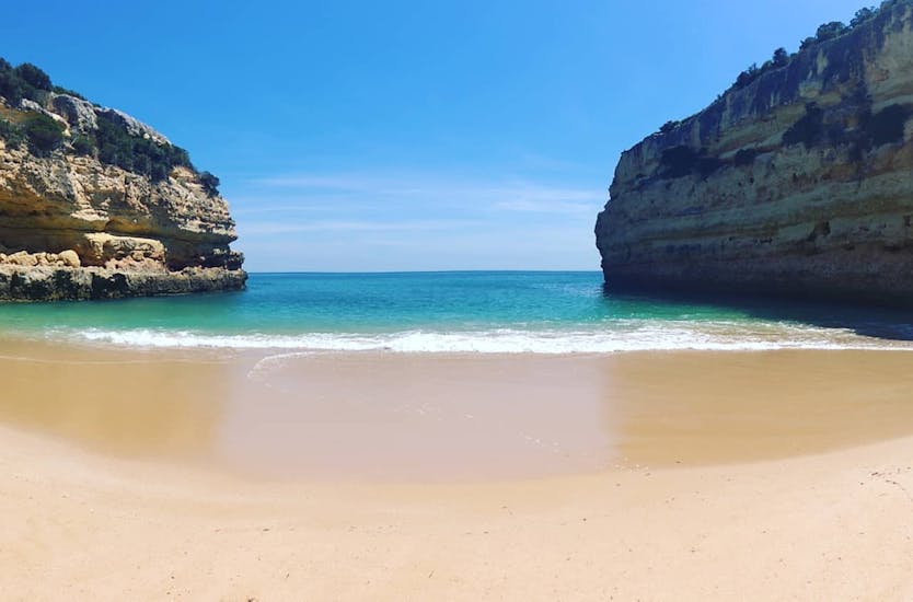 La playa de Benagil, que se puede visitar en la excursión privada en barco a la Cueva de Benagil con Algarve Discovery.