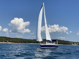 Privé zeilboottocht van Rovinj naar Rovinj met zwemmen & toeristische attracties met Sailing Pulpa Rovinj.